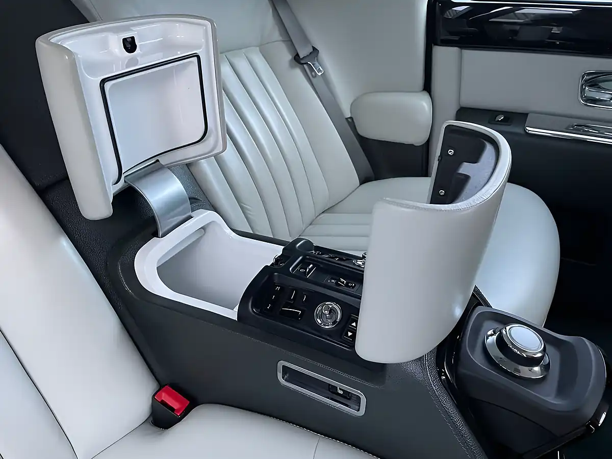 Used 2006 Rolls-Royce Phantom White - Interior and Exterior details 11