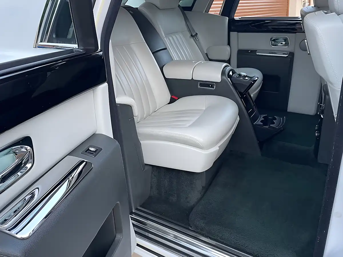 Used 2006 Rolls-Royce Phantom White - Interior and Exterior details 8