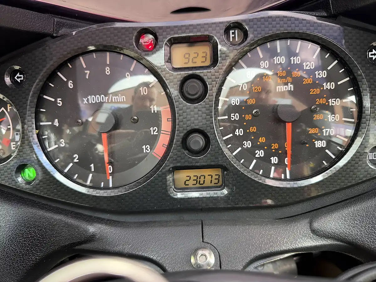 Used 2006 Suzuki GSX1300R Hayabusa 1300 Black - Interior and Exterior details 12