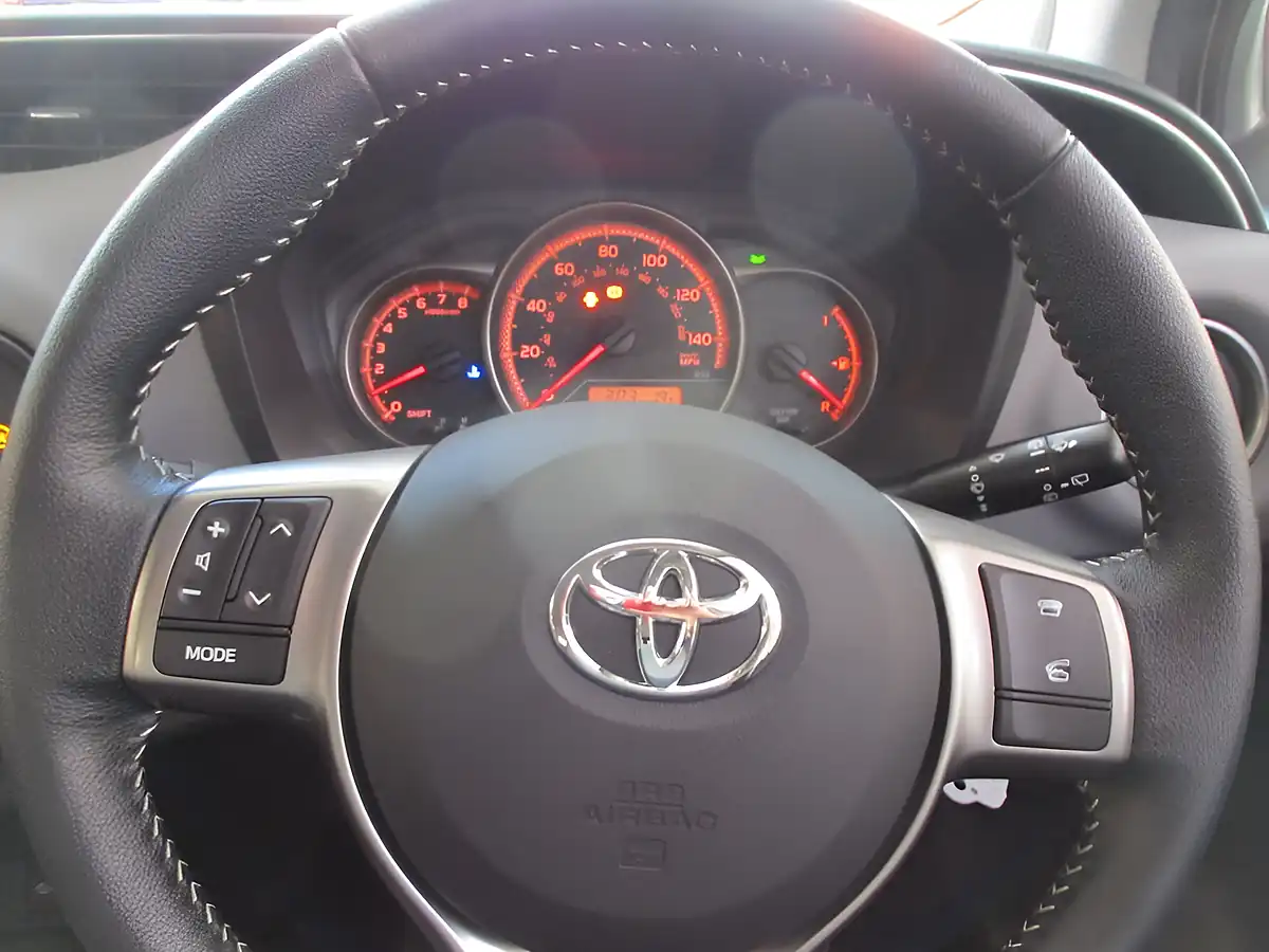 Used 2006 Toyota Yaris Icon Bronze - Interior and Exterior details 6