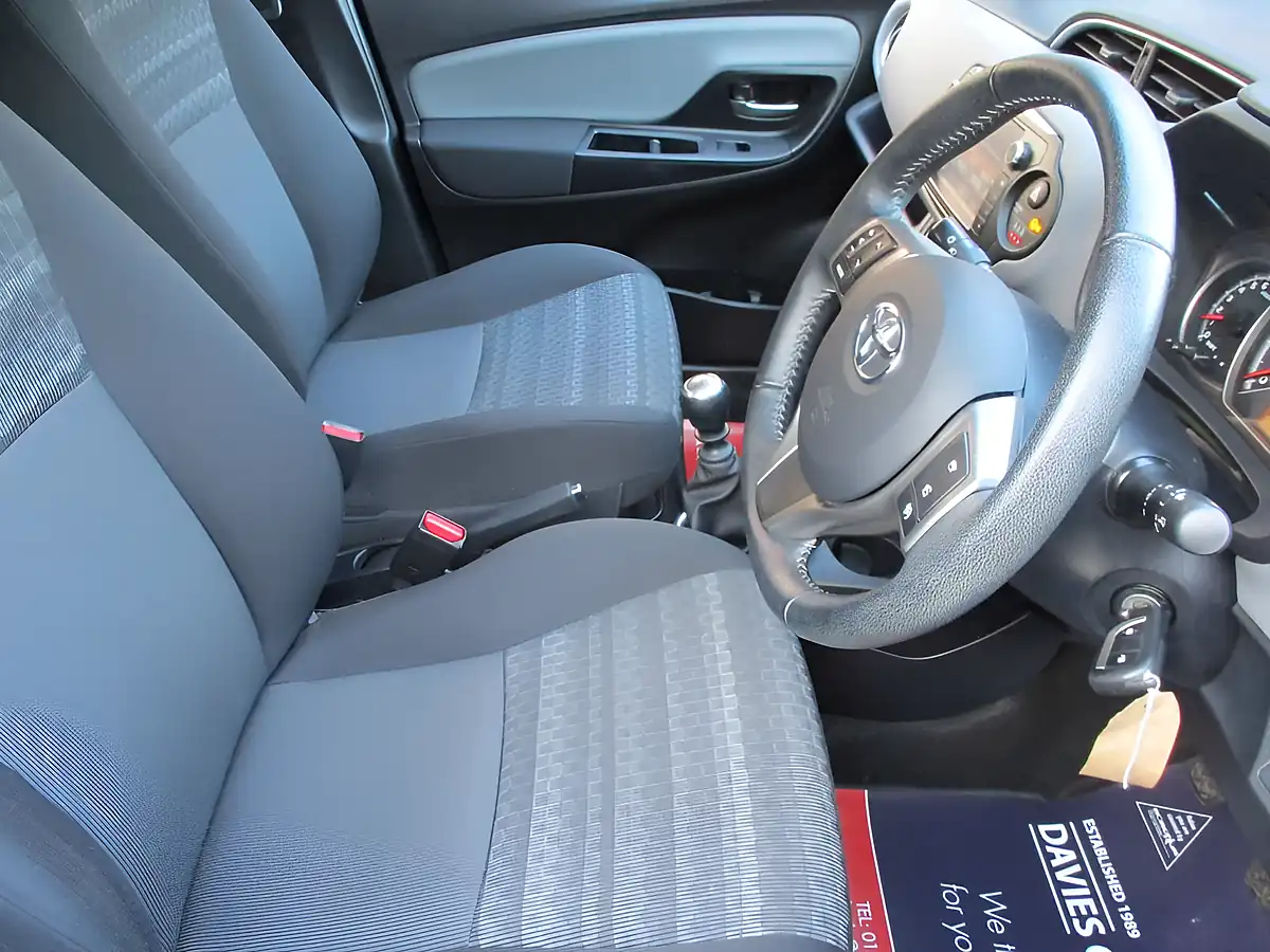 Used 2006 Toyota Yaris Icon Red - Interior and Exterior details 8
