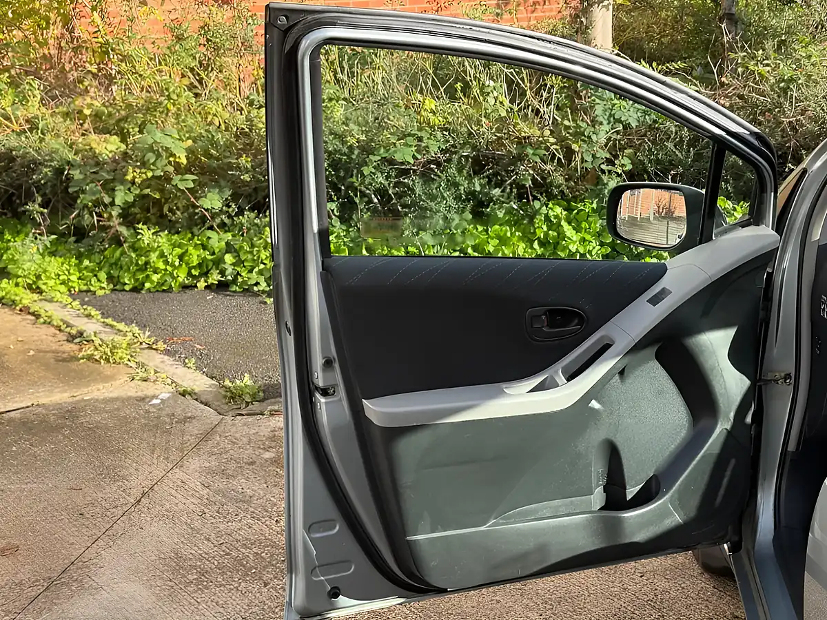 Used 2006 Toyota Yaris T3 Multimode Silver - Interior and Exterior details 15