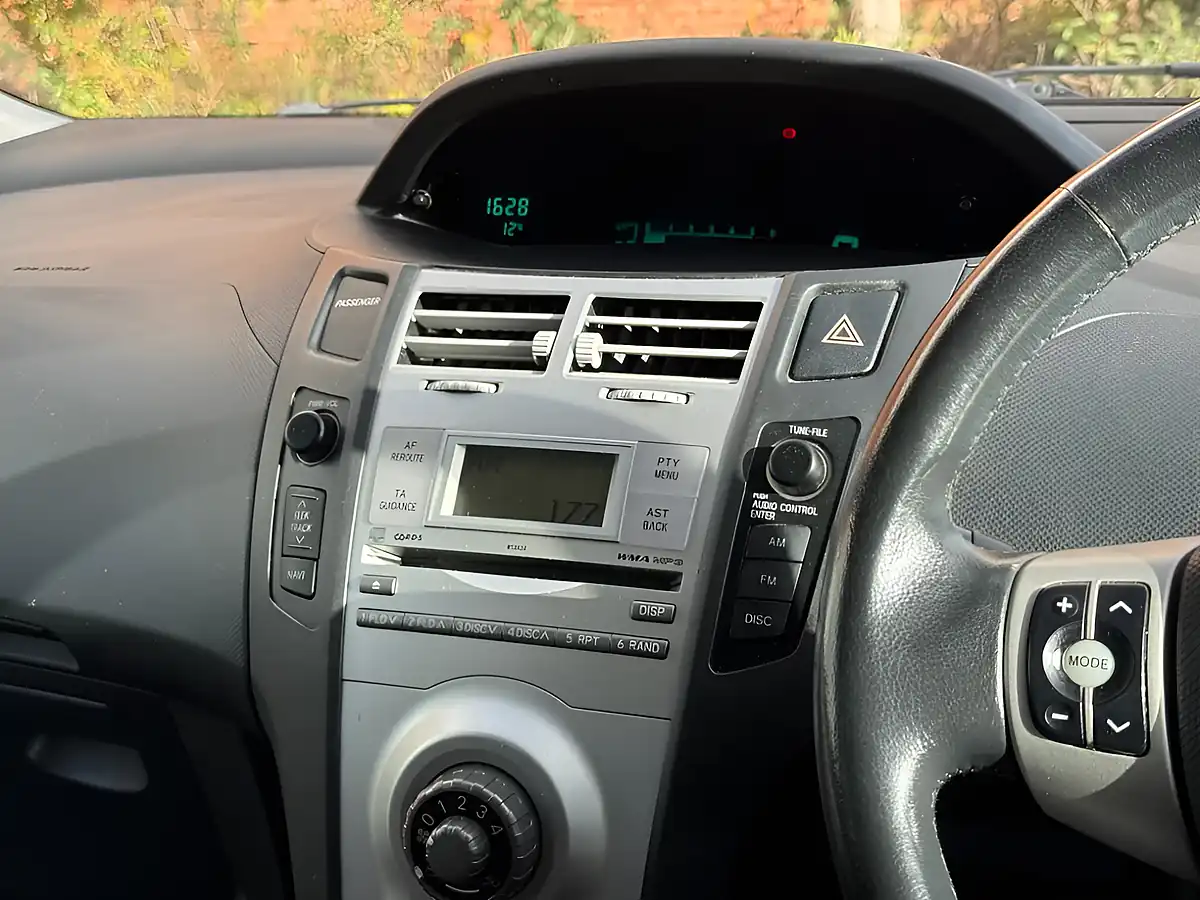 Used 2006 Toyota Yaris T3 Multimode Silver - Interior and Exterior details 17