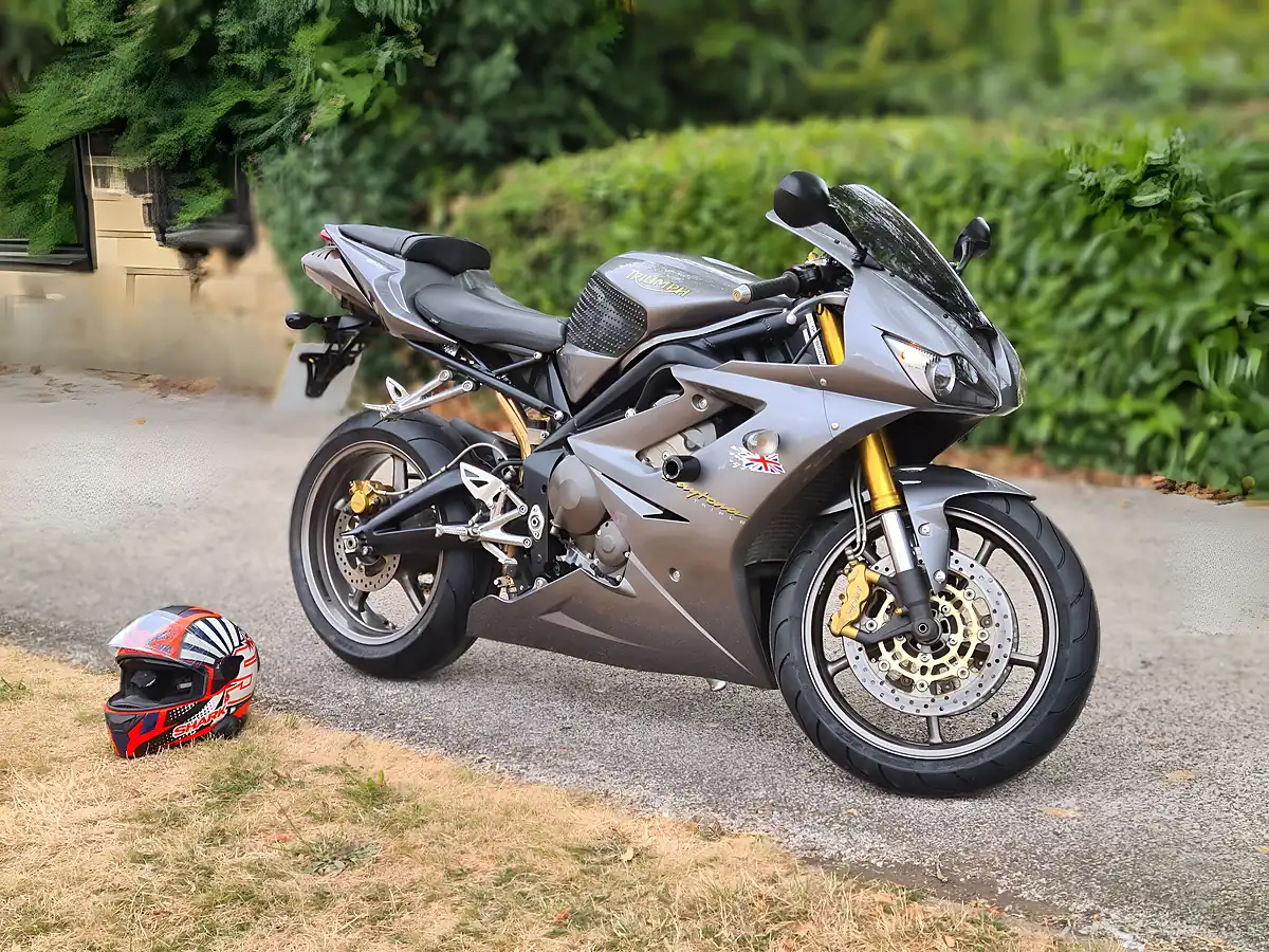 Used 2006 Triumph Daytona Standard Grey - Interior and Exterior details 3