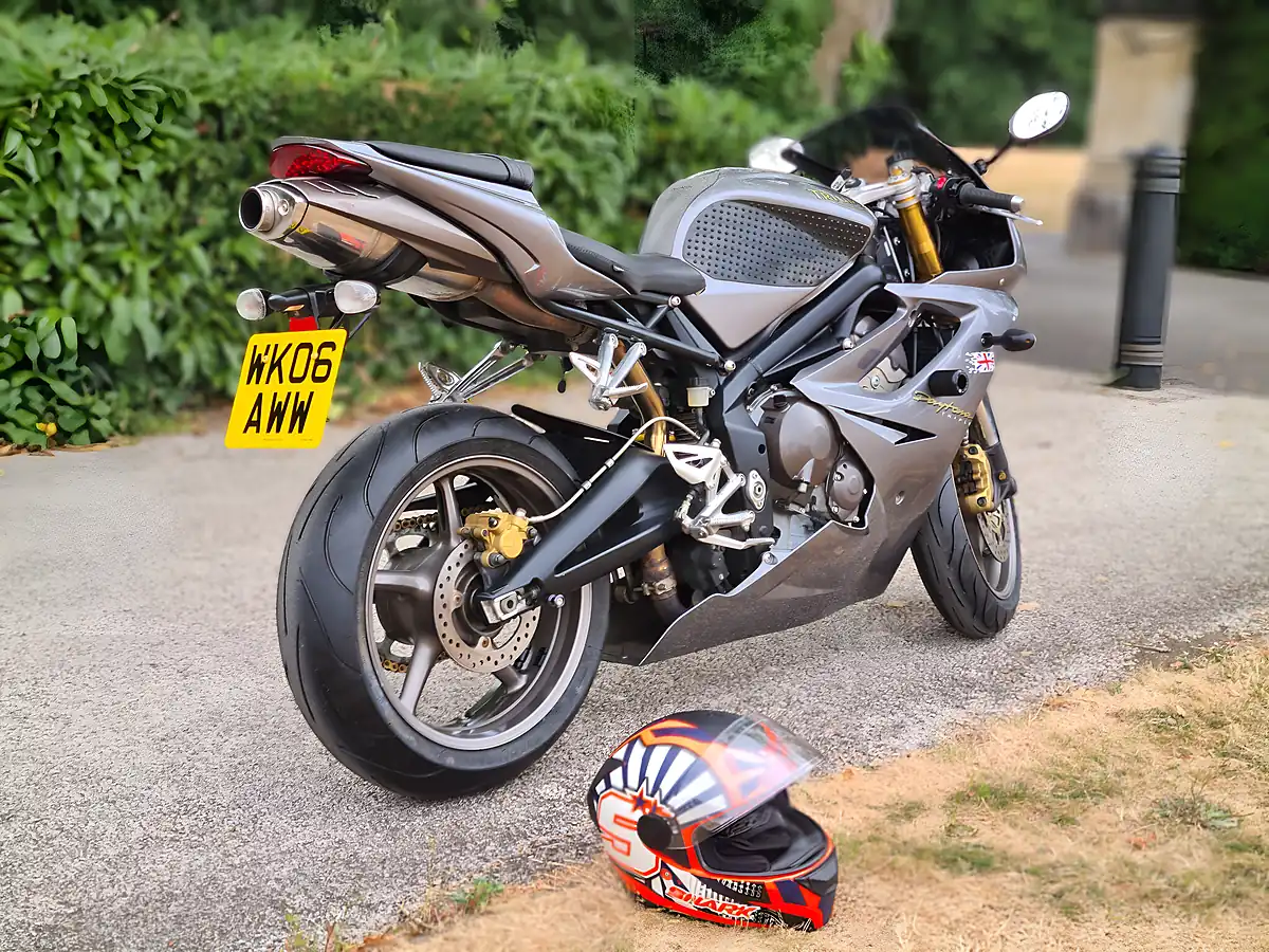Used 2006 Triumph Daytona Standard Grey - Interior and Exterior details 5