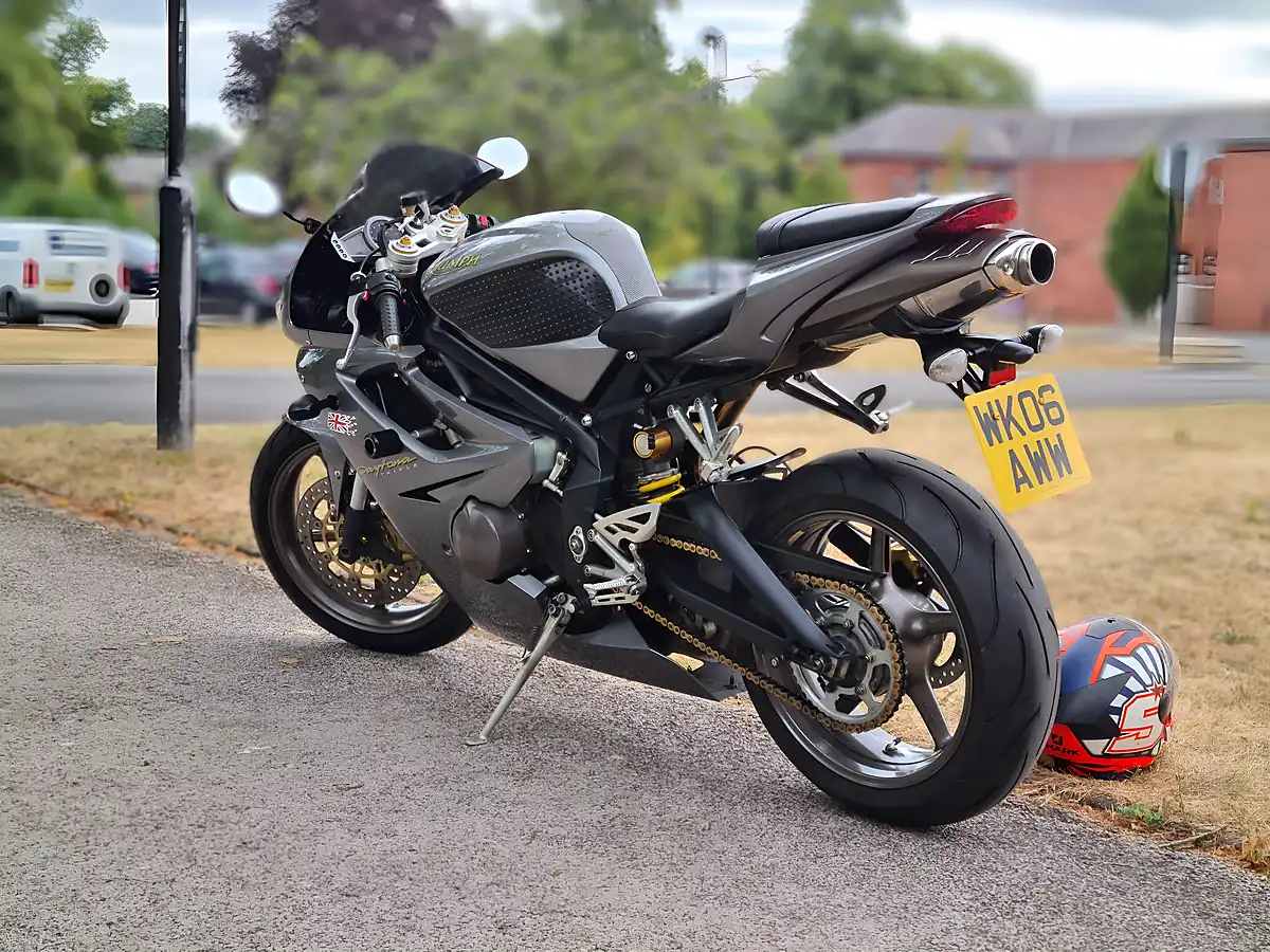 Used 2006 Triumph Daytona Standard Grey - Interior and Exterior details 7