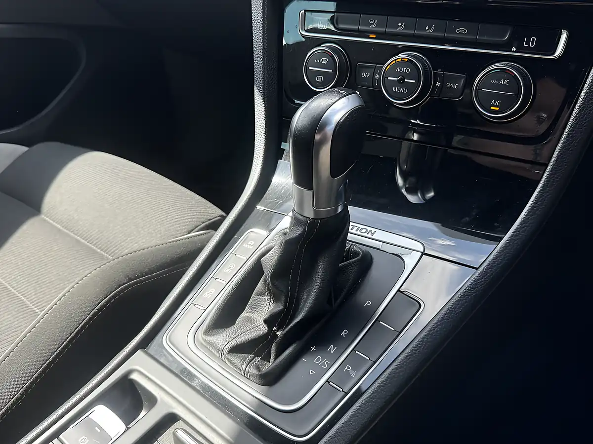 Used 2006 Volkswagen Golf R Red - Interior and Exterior details 17