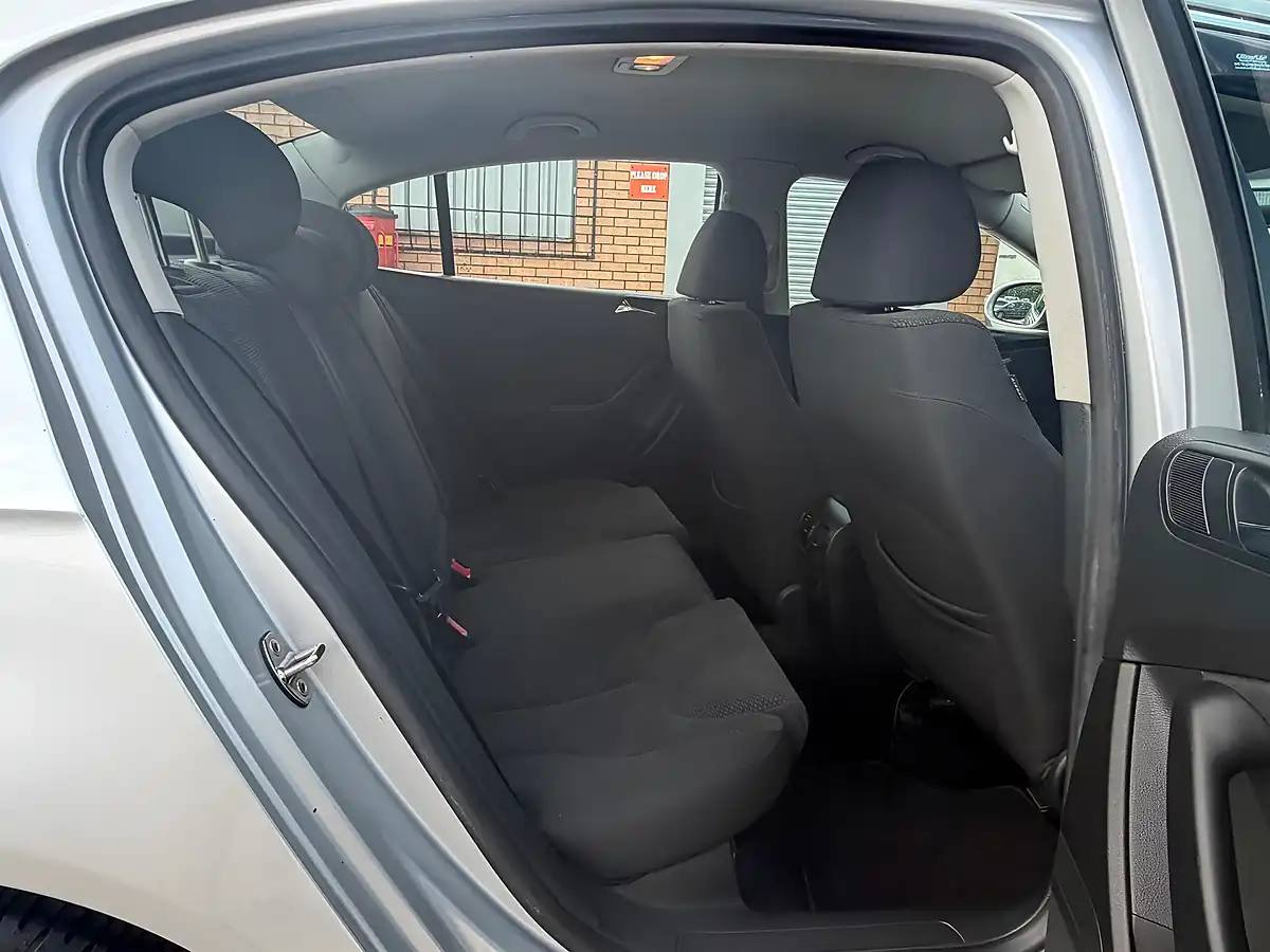 Used 2006 Volkswagen Passat Se Silver - Interior and Exterior details 10