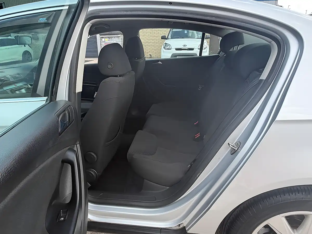 Used 2006 Volkswagen Passat Se Silver - Interior and Exterior details 11