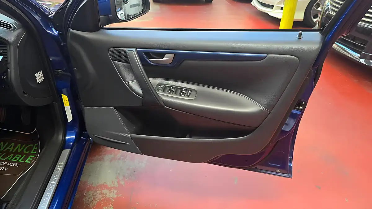Used 2006 Volvo V70 Ocean Race Blue - Interior and Exterior details 14