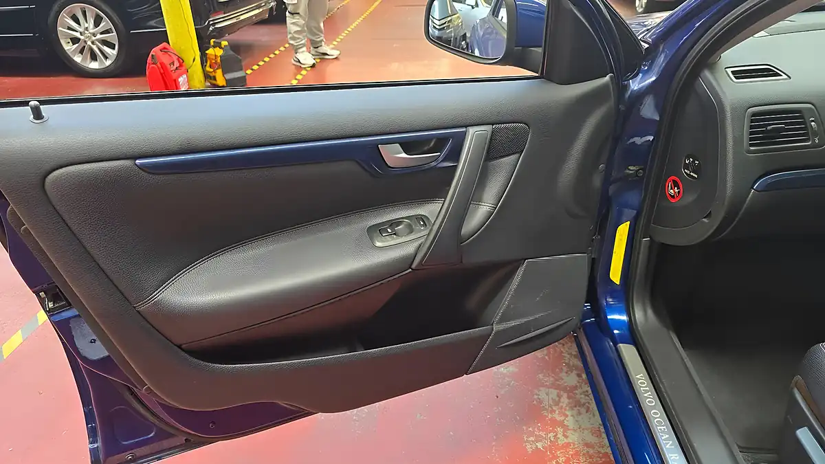 Used 2006 Volvo V70 Ocean Race Blue - Interior and Exterior details 16