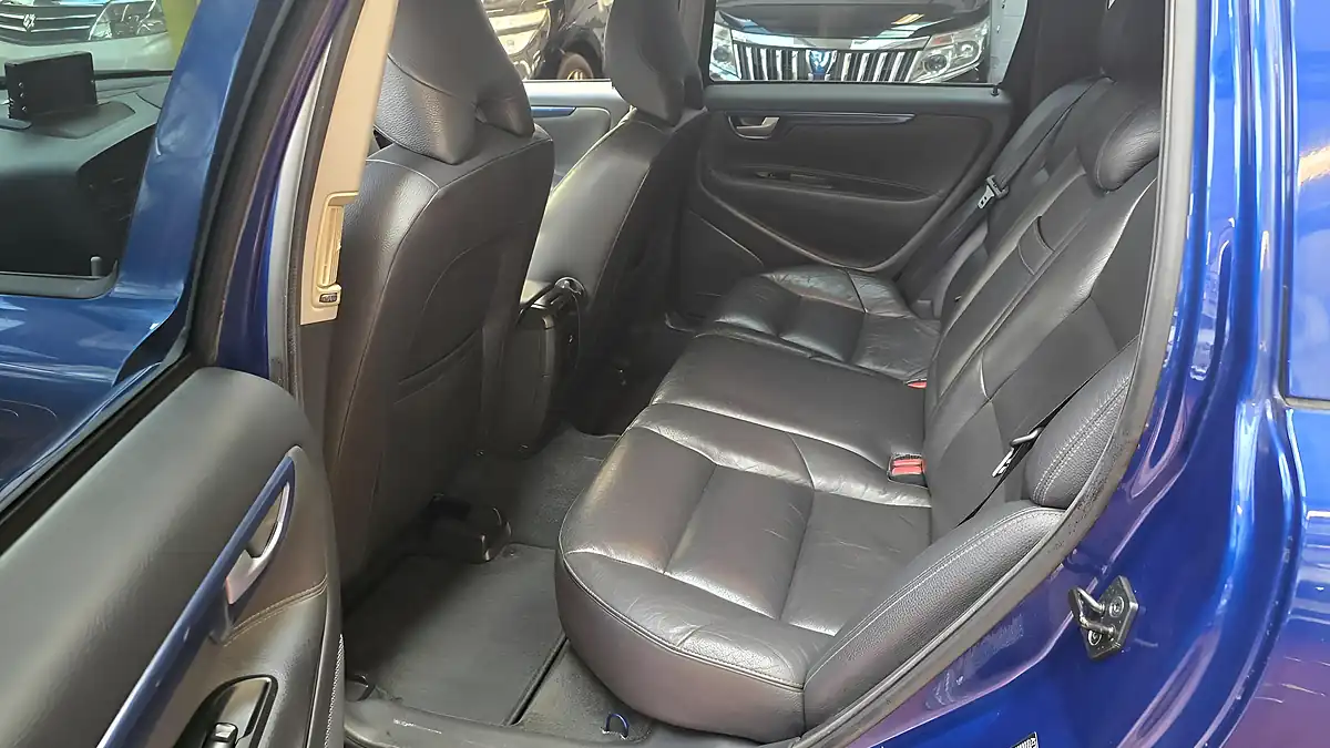 Used 2006 Volvo V70 Ocean Race Blue - Interior and Exterior details 6