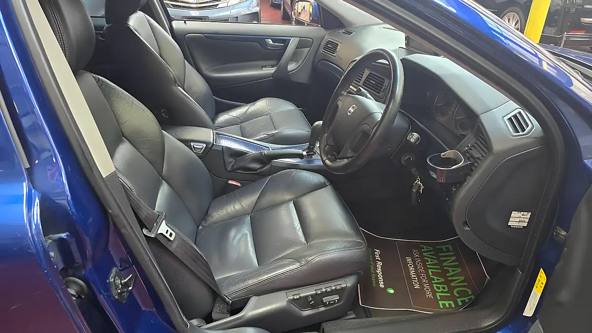 Used 2006 Volvo V70 Ocean Race Blue - Interior and Exterior details 9