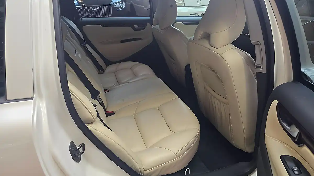 Used 2006 Volvo V70 Se Beige Leather Sunroof White - Interior and Exterior details 10