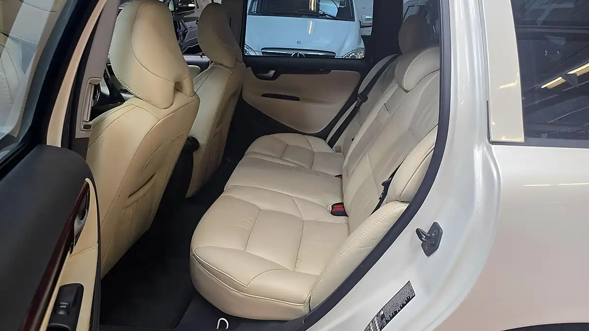 Used 2006 Volvo V70 Se Beige Leather Sunroof White - Interior and Exterior details 12
