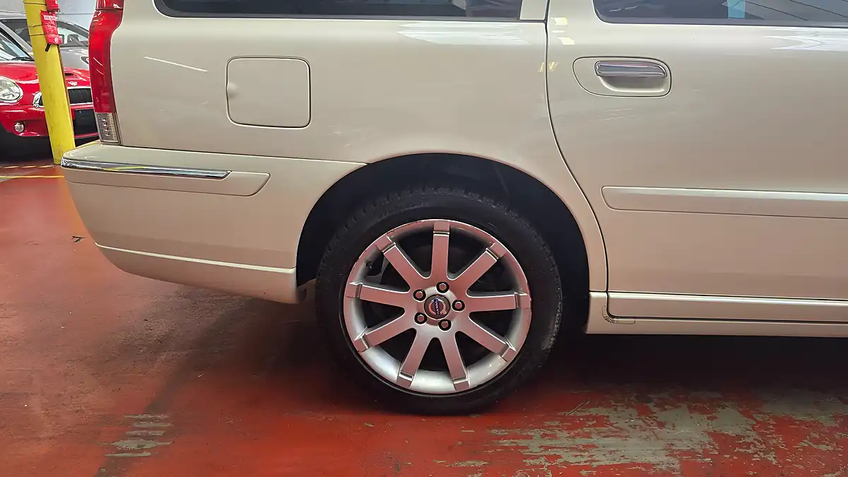 Used 2006 Volvo V70 Se Beige Leather Sunroof White - Interior and Exterior details 20