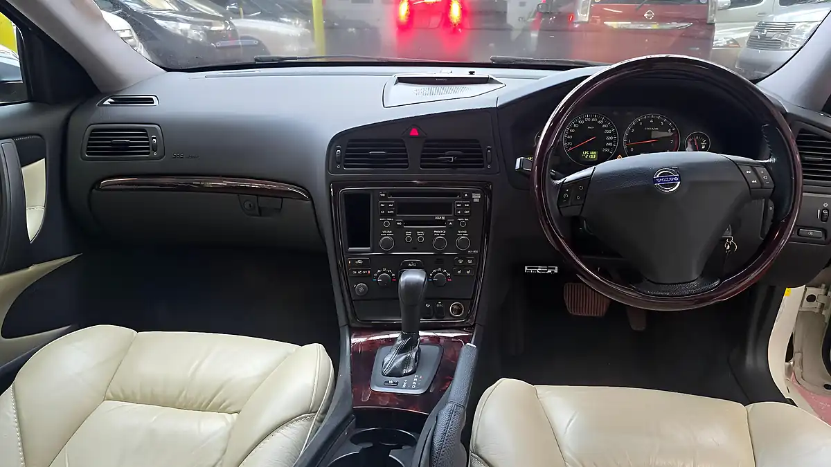 Used 2006 Volvo V70 Se Beige Leather Sunroof White - Interior and Exterior details 3