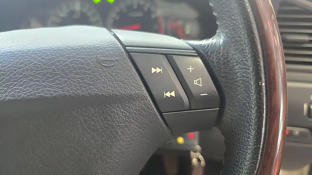 Used 2006 Volvo V70 Se Beige Leather Sunroof White - Interior and Exterior details 8