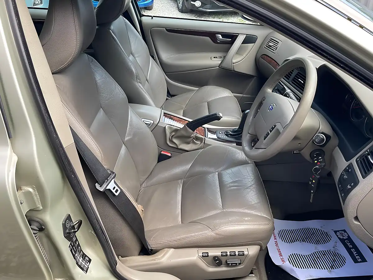 Used 2006 Volvo V70 Se Gold - Interior and Exterior details 12
