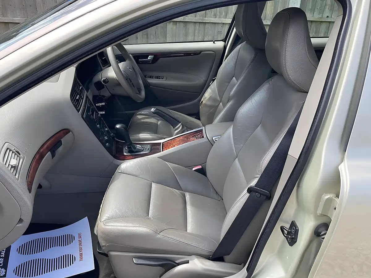 Used 2006 Volvo V70 Se Gold - Interior and Exterior details 13