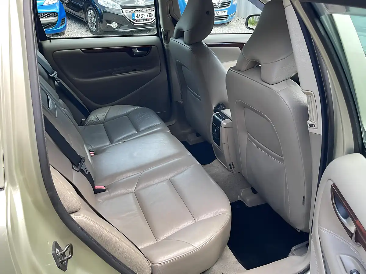 Used 2006 Volvo V70 Se Gold - Interior and Exterior details 17