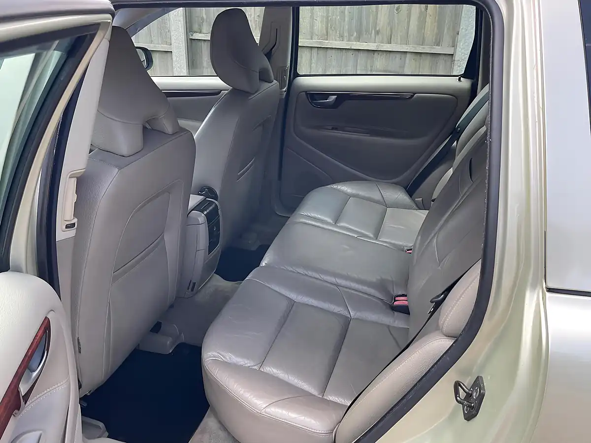 Used 2006 Volvo V70 Se Gold - Interior and Exterior details 18