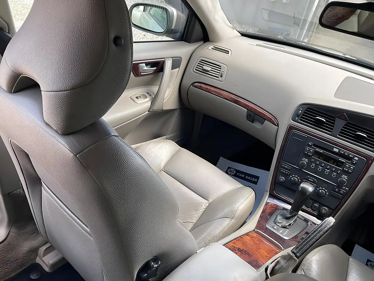 Used 2006 Volvo V70 Se Gold - Interior and Exterior details 3