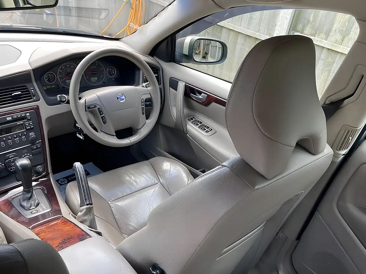 Used 2006 Volvo V70 Se Gold - Interior and Exterior details 5
