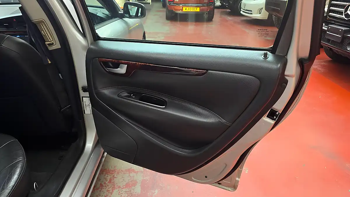 Used 2006 Volvo V70 Se Silver - Interior and Exterior details 5