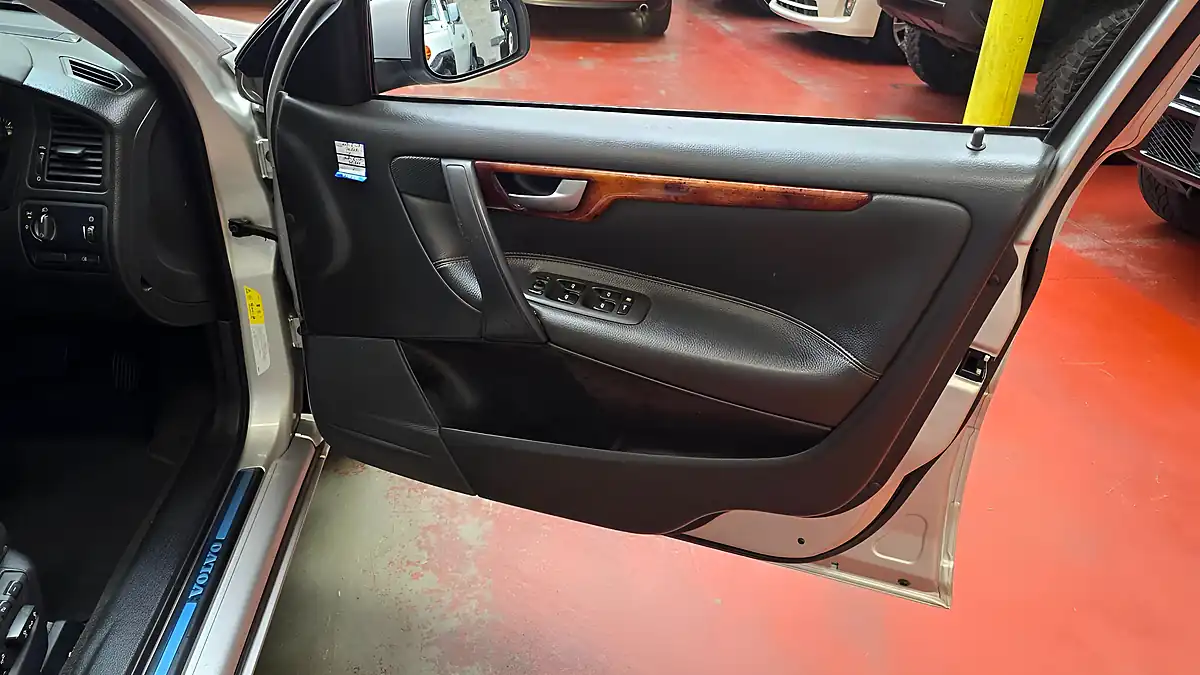 Used 2006 Volvo V70 Se Silver - Interior and Exterior details 6