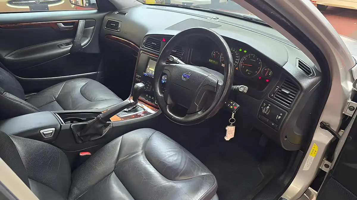 Used 2006 Volvo V70 Se Silver - Interior and Exterior details 7