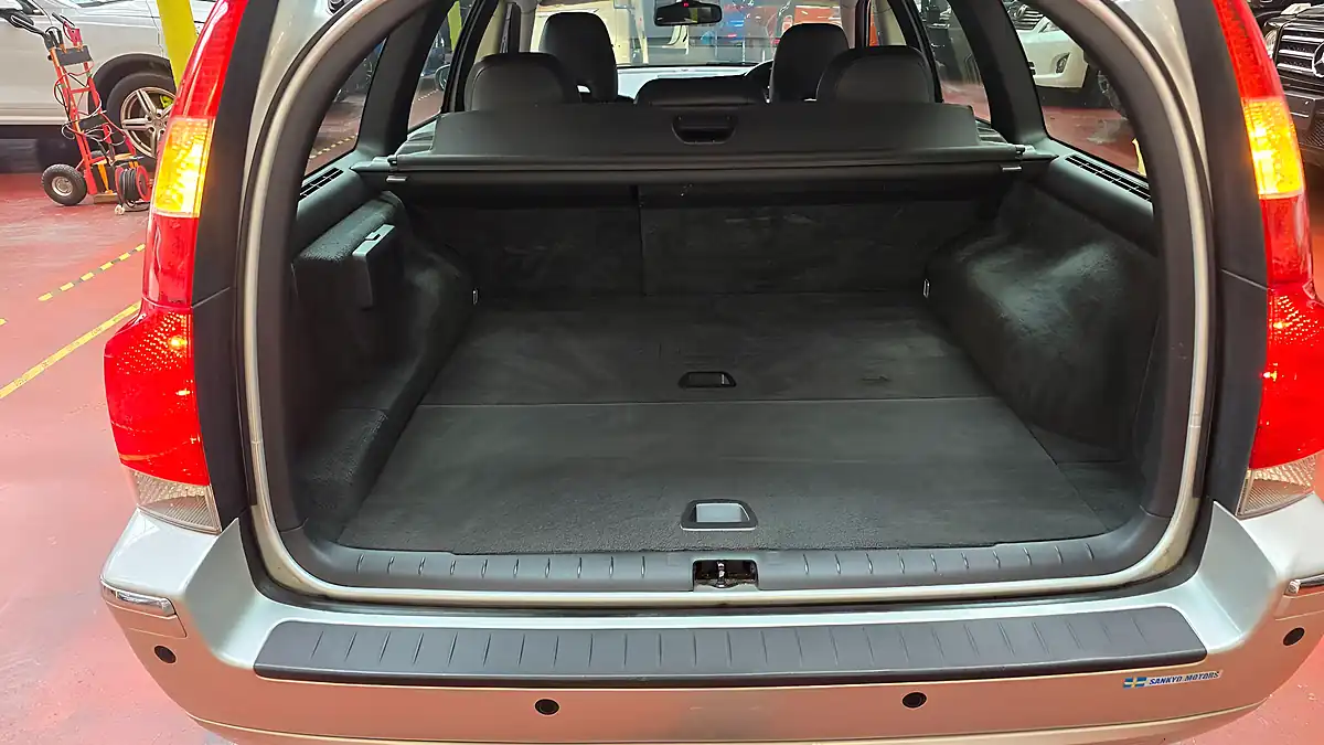 Used 2006 Volvo V70 Se Silver - Interior and Exterior details 8