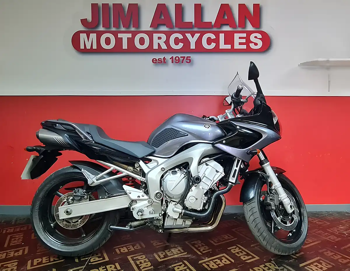 Used 2006 Yamaha FZ6 Fazer Silver - Front View