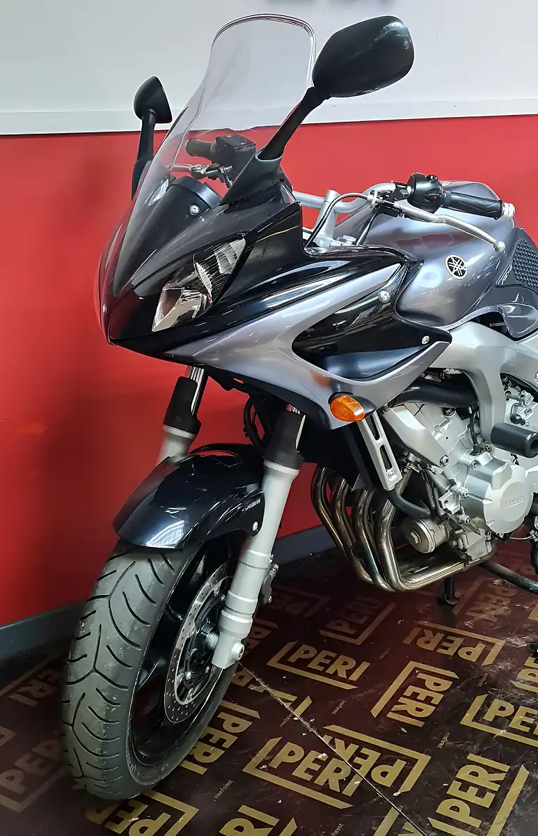 Used 2006 Yamaha FZ6 Fazer Silver - Interior and Exterior details 12