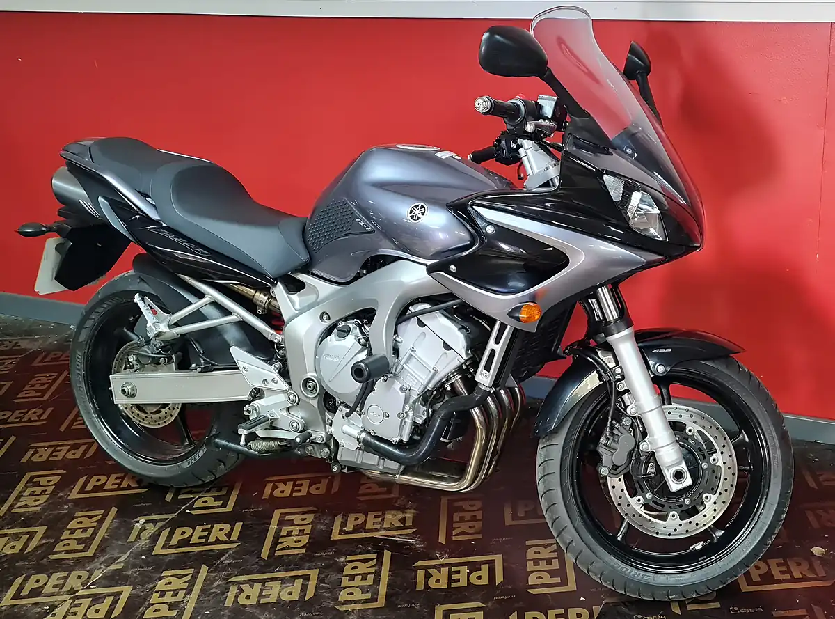 Used 2006 Yamaha FZ6 Fazer Silver - Interior and Exterior details 16