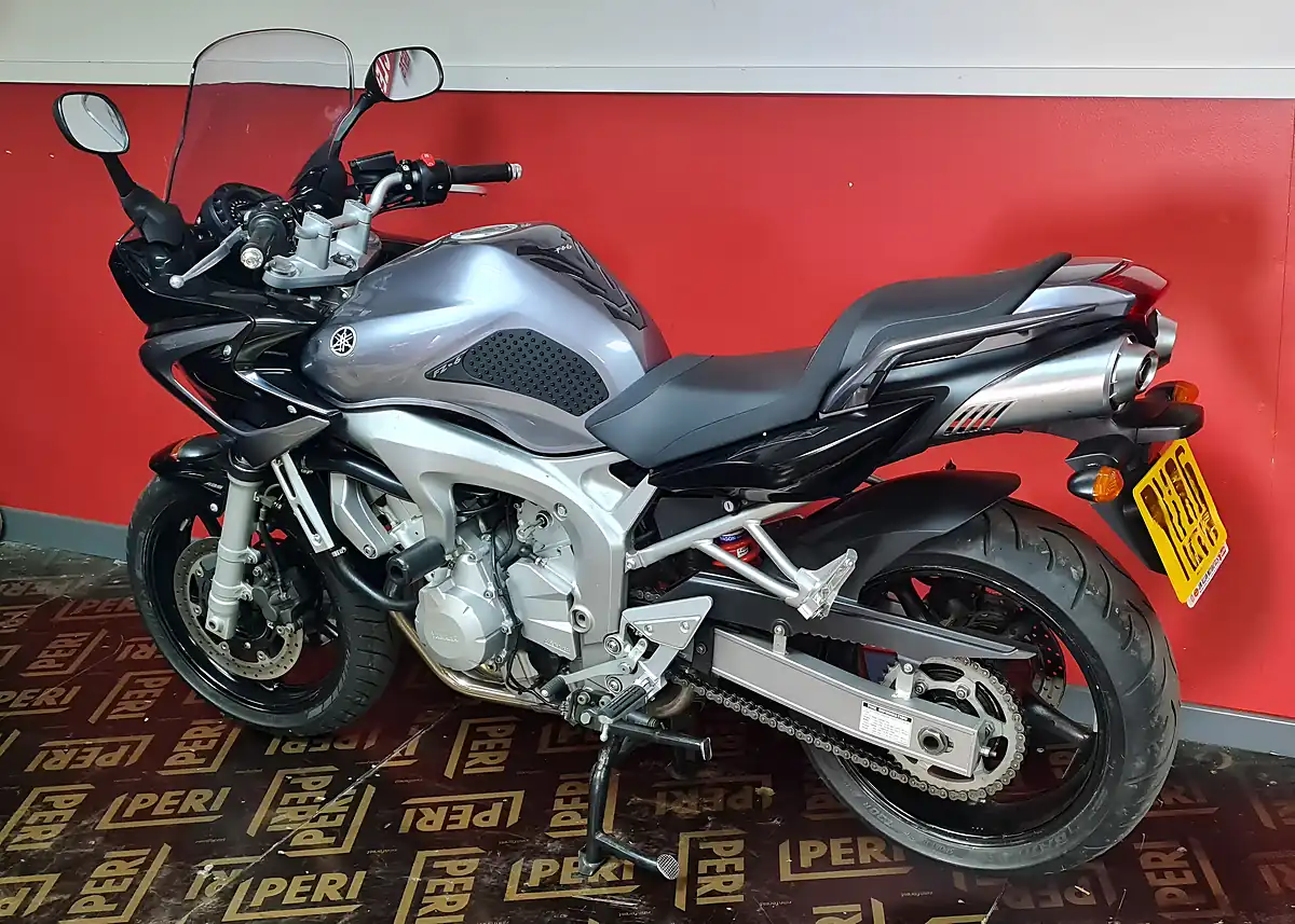 Used 2006 Yamaha FZ6 Fazer Silver - Interior and Exterior details 17