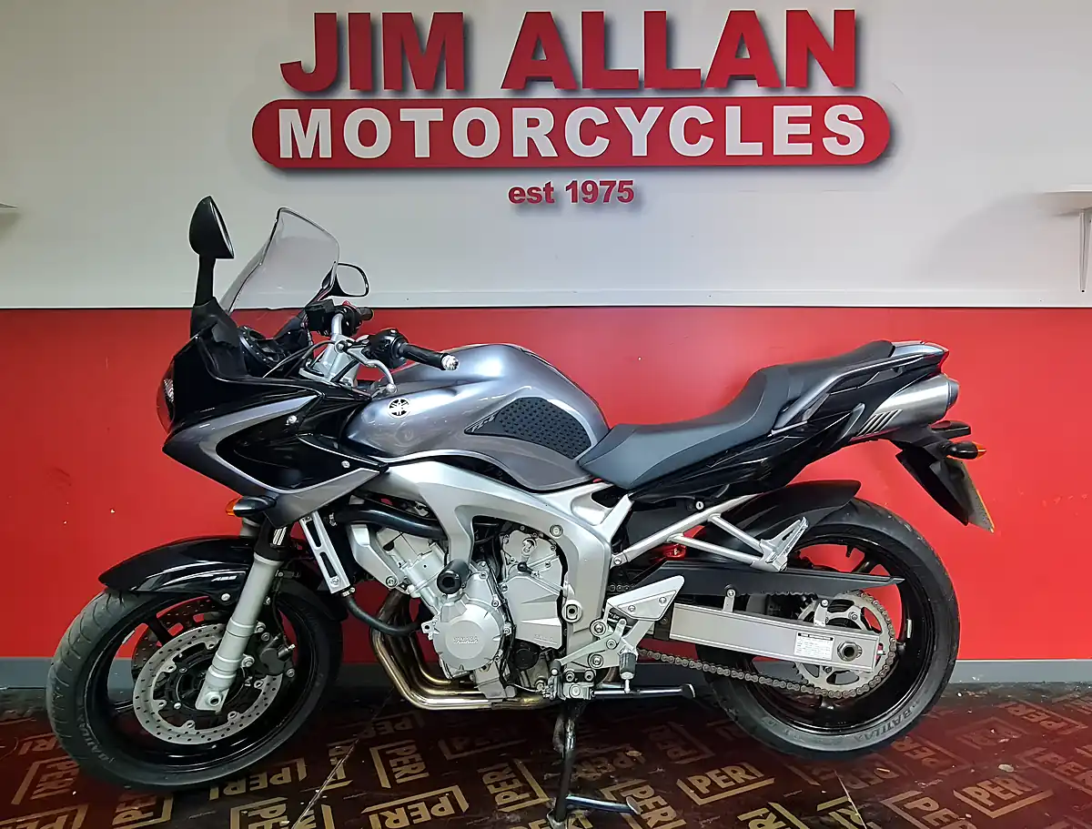 Used 2006 Yamaha FZ6 Fazer Silver - Interior and Exterior details 2