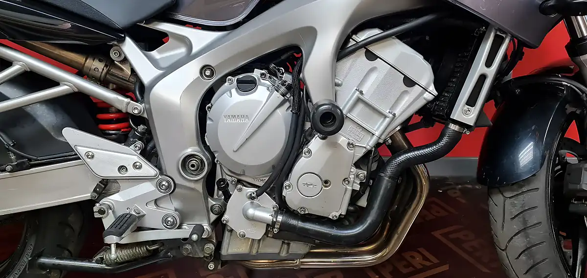 Used 2006 Yamaha FZ6 Fazer Silver - Interior and Exterior details 3
