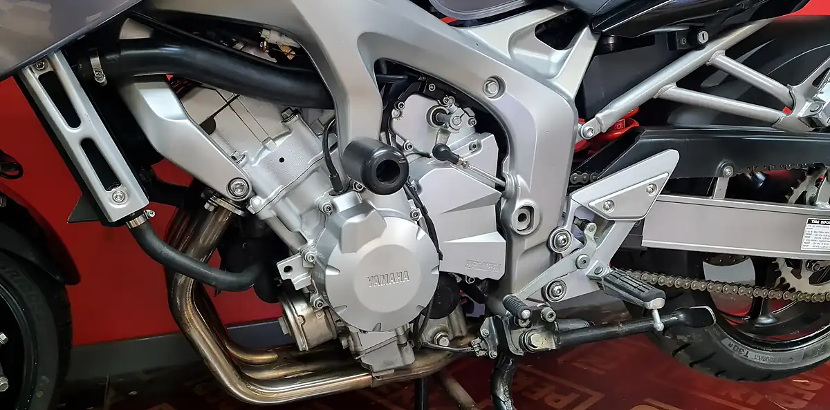 Used 2006 Yamaha FZ6 Fazer Silver - Interior and Exterior details 4