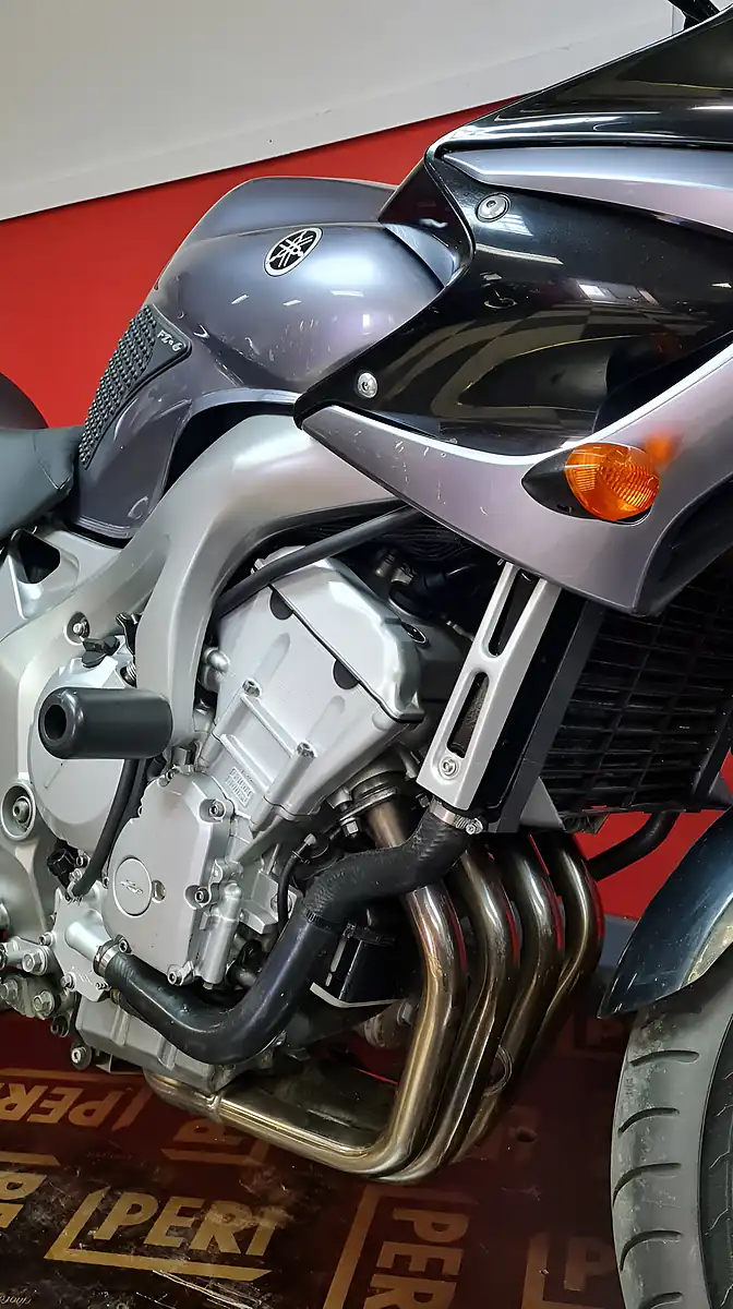 Used 2006 Yamaha FZ6 Fazer Silver - Interior and Exterior details 5
