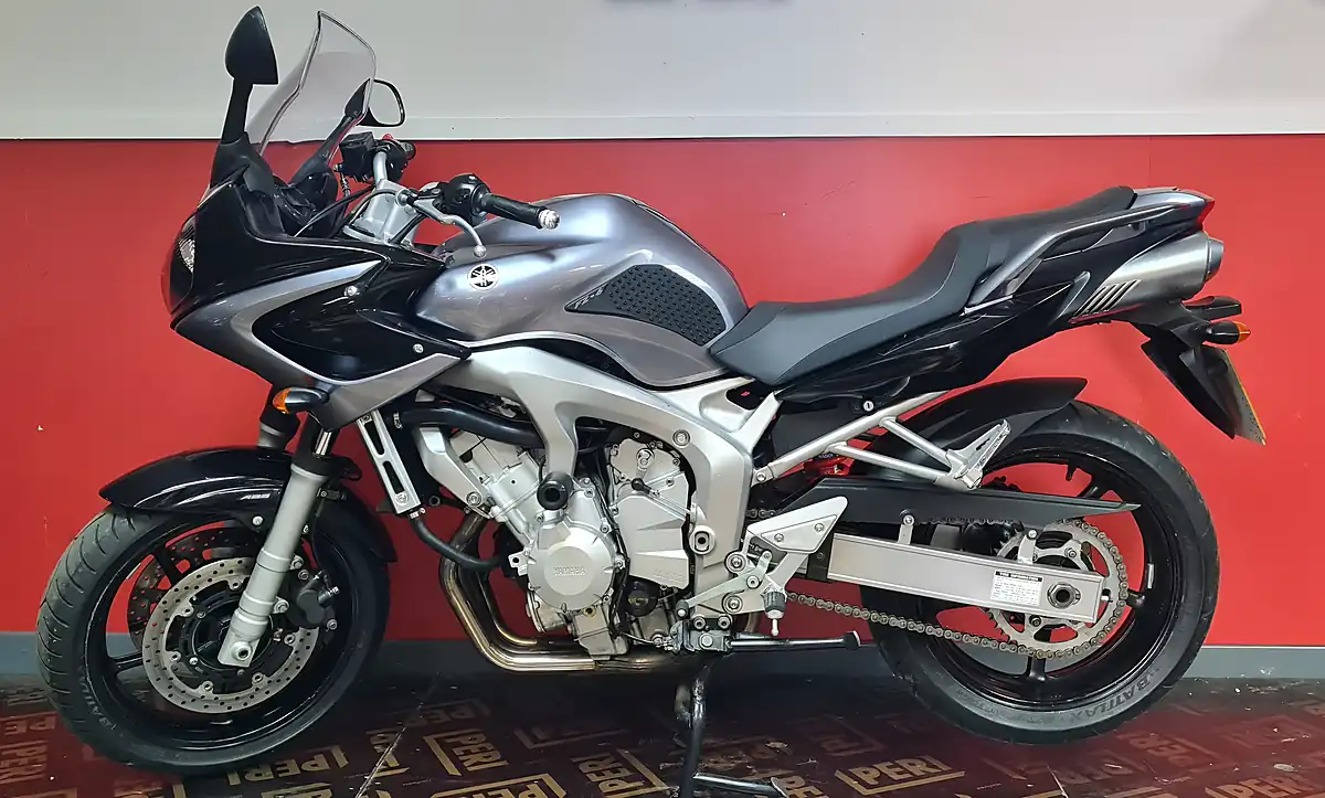 Used 2006 Yamaha FZ6 Fazer Silver - Interior and Exterior details 8