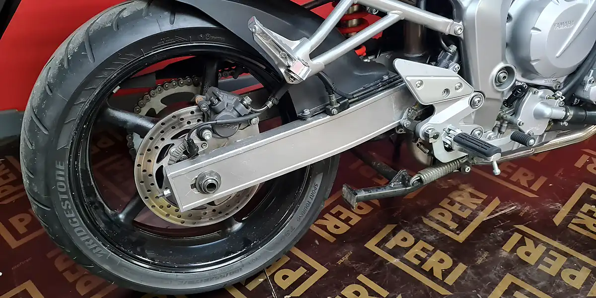 Used 2006 Yamaha FZ6 Fazer Silver - Interior and Exterior details 9