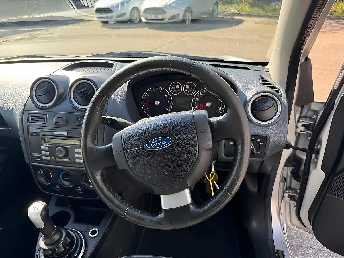 Used 2007 Ford Fiesta Ghia Silver - Interior and Exterior details 14