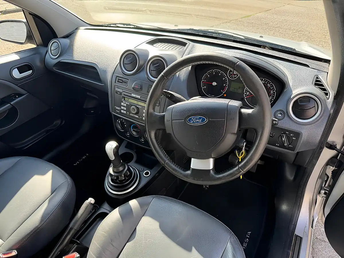 Used 2007 Ford Fiesta Ghia Silver - Interior and Exterior details 15