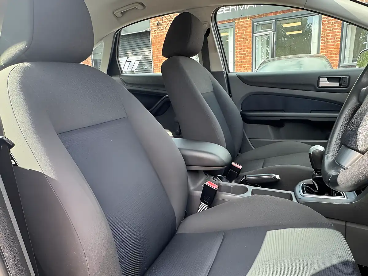 Used 2007 Ford Focus Zetec Climate Silver - Interior and Exterior details 10