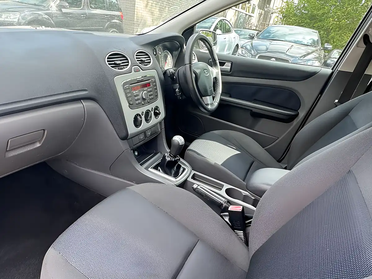 Used 2007 Ford Focus Zetec Climate Silver - Interior and Exterior details 12