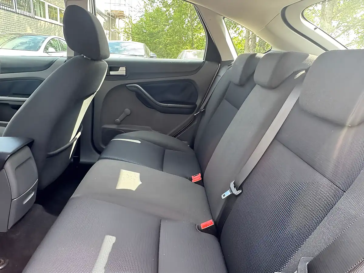 Used 2007 Ford Focus Zetec Climate Silver - Interior and Exterior details 14