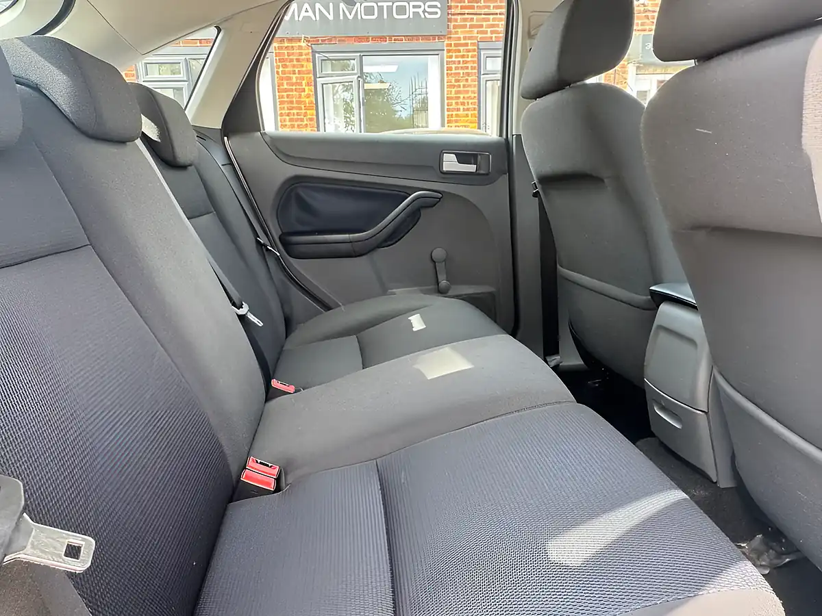 Used 2007 Ford Focus Zetec Climate Silver - Interior and Exterior details 15