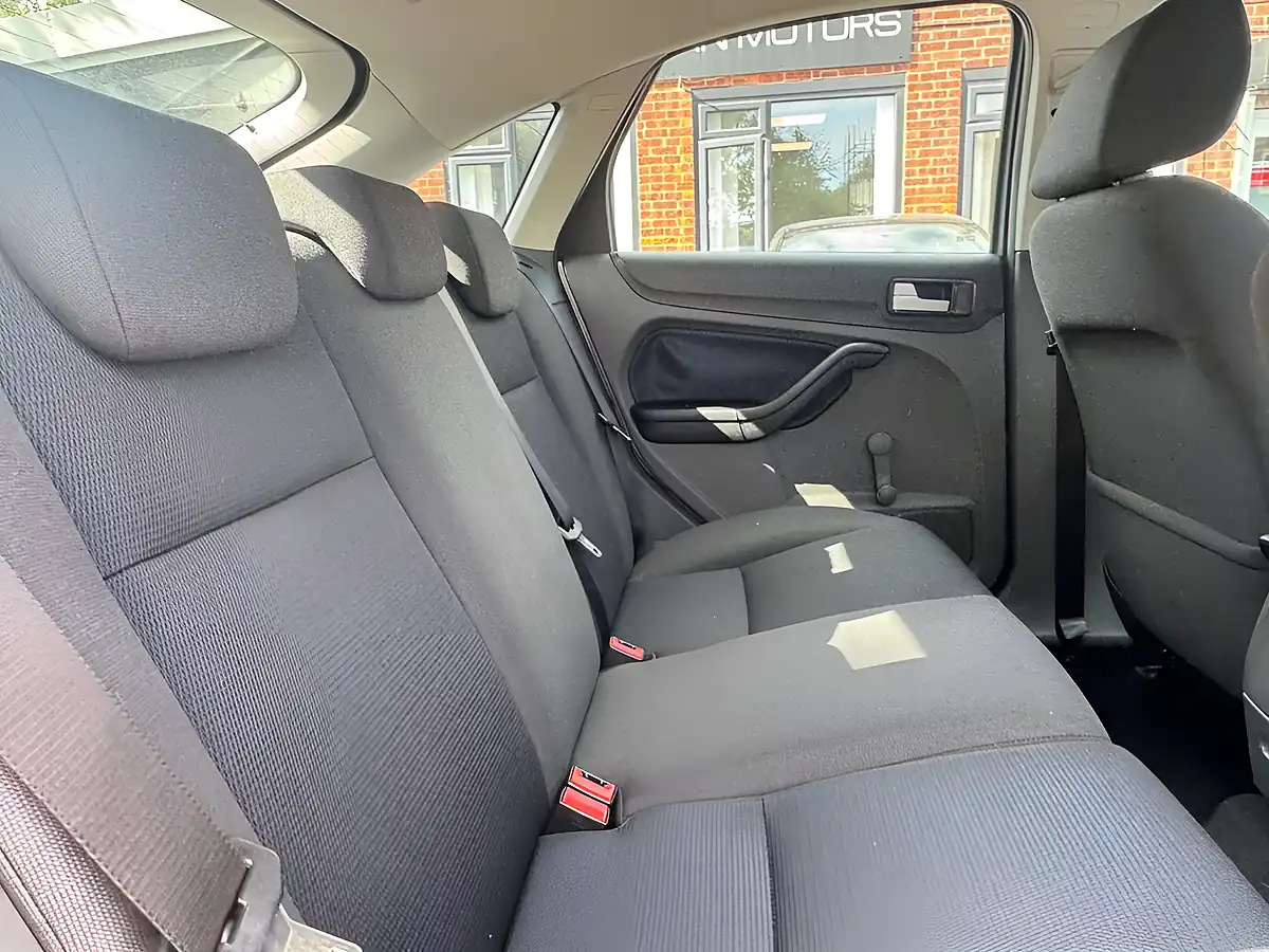 Used 2007 Ford Focus Zetec Climate Silver - Interior and Exterior details 16