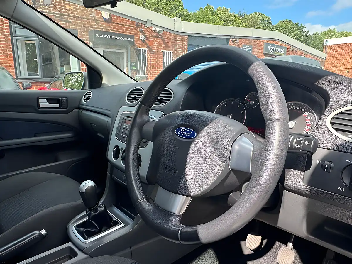 Used 2007 Ford Focus Zetec Climate Silver - Interior and Exterior details 17